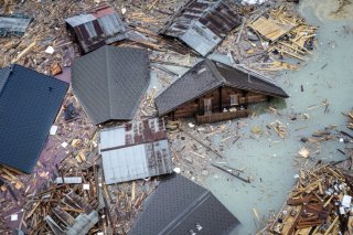 Le lac qui s'est formé en amont du cône d'éboulis devra être débarrassé des toitures et des bois flottants (archives).